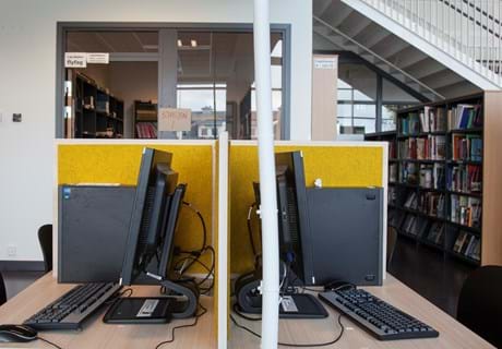 bord afskærmning med gul filt